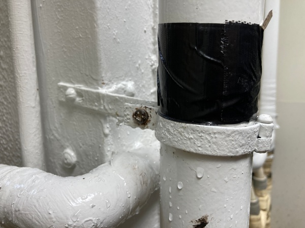 縦樋も一部解体して調査