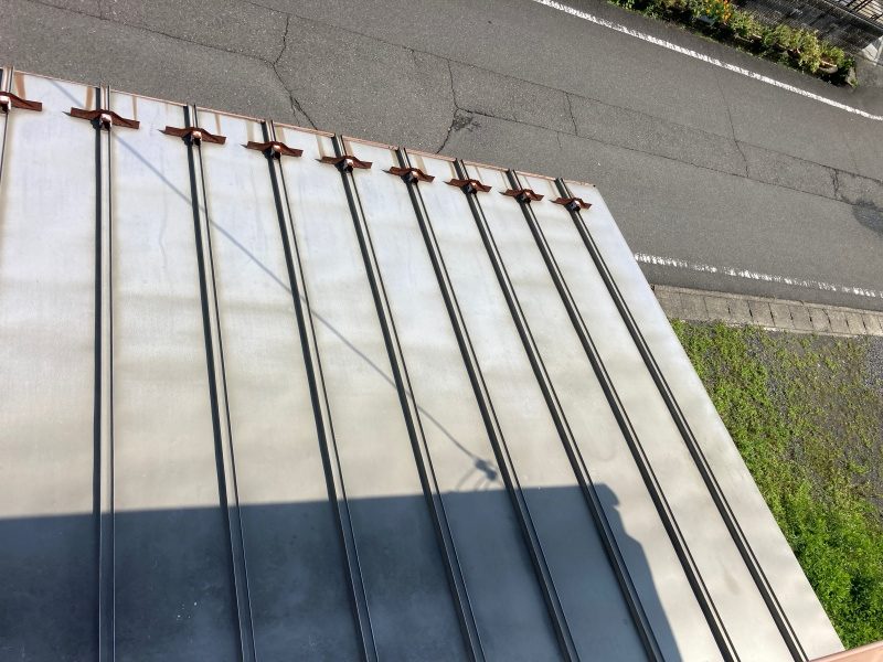 金属屋根　塗装工事前の状態