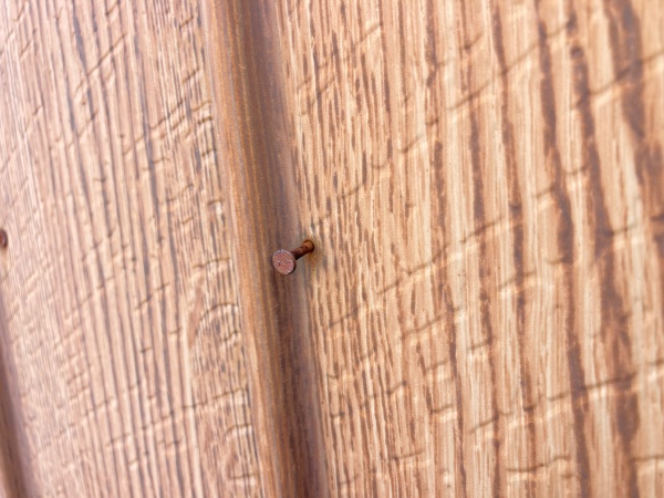 トタンの釘浮き