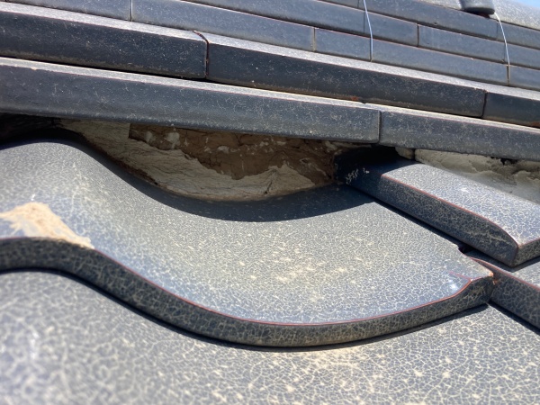 漆喰の劣化があります　剥離の進行