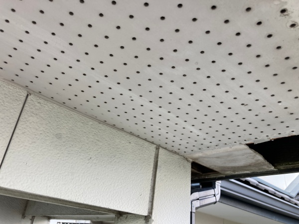 外壁塗装工事　軒天の塗装も必要