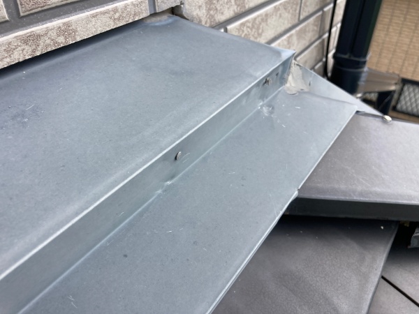 雨抑え板金も塗装が必要　外壁塗装工事　