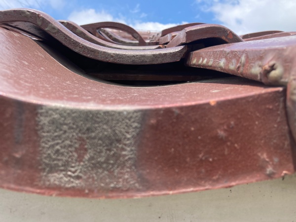 瓦が浮いている様子