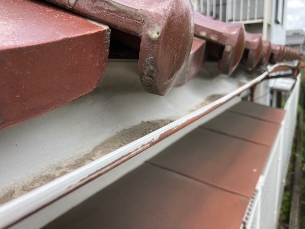軒先の瓦にもズレが