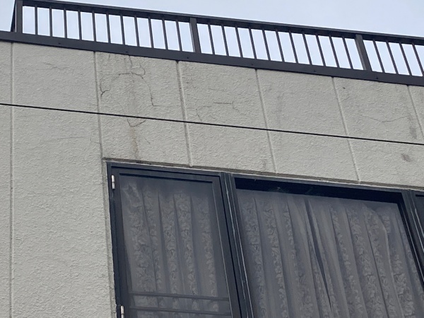 外壁にはクラックがあります