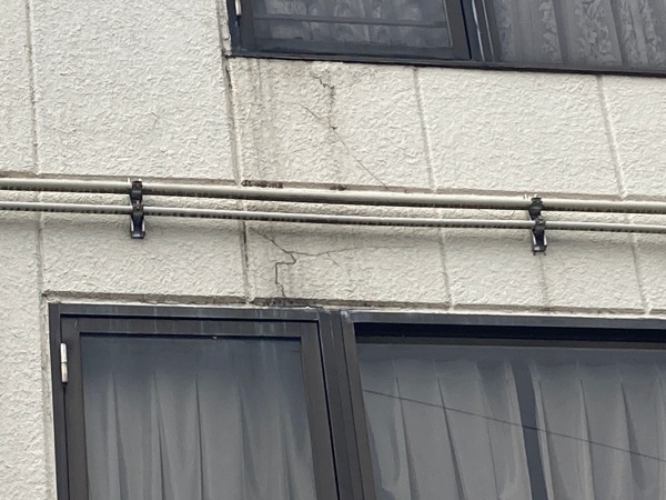 外壁にはクラックがあります