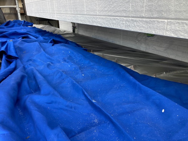 外壁塗装工事　養生の様子