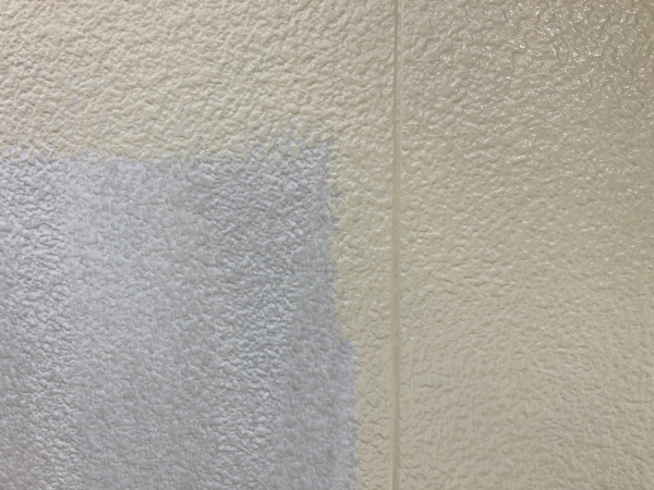 外壁塗装工事　外壁塗装工事中　下塗りと中塗り