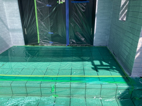 外壁塗装工事　養生の様子　玄関