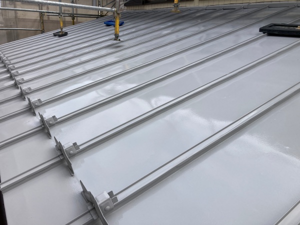 金属屋根の塗装工事をしました