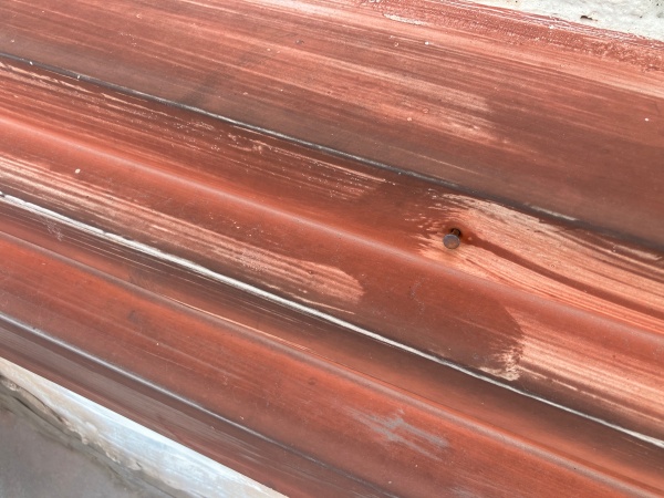 板金に釘の浮き