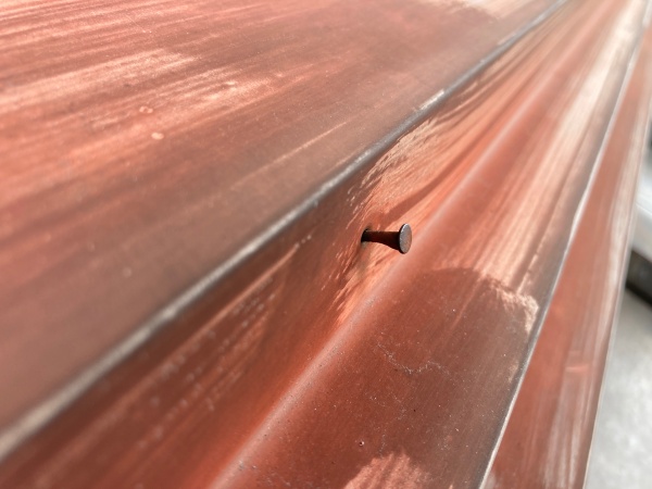 板金に釘の浮き