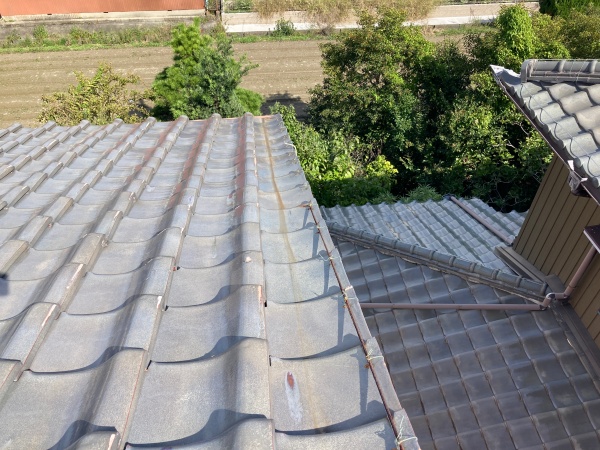 訪問業者による営業が増えています　袖瓦のずれ？