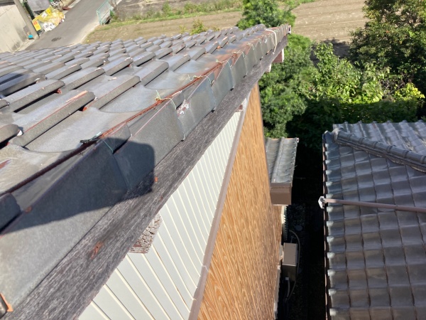 訪問業者による営業が増えています　袖瓦のずれ？