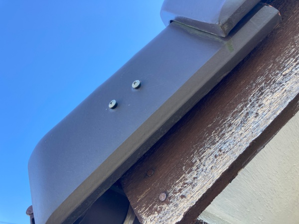 袖瓦のビスの補修