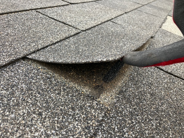 アスファルトシングル　浮きが発生しています