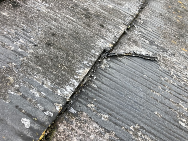 化粧スレート　屋根材の割れ