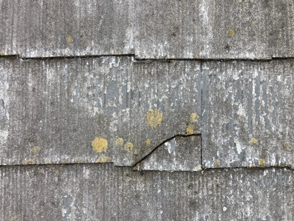 スレート屋根の割れ