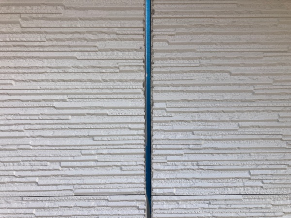 古いシーリング材を撤去しています