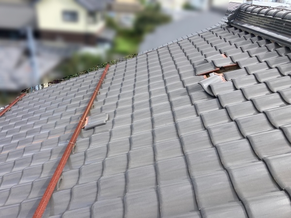 台風被害　瓦のめくれ