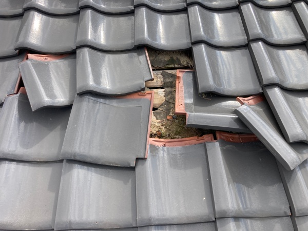 台風被害　瓦のめくれ被害