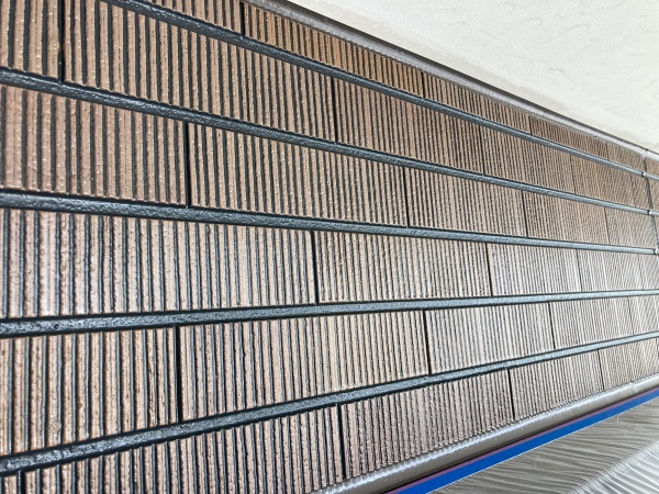 意匠サイディングのクリヤー塗装