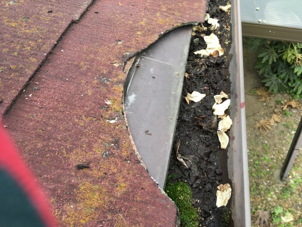 軒先　スレートの割れ