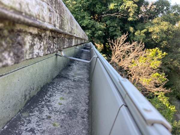 雨樋清掃　完了後　雨樋の中