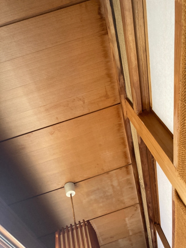 雨漏り　広縁に雨染みが