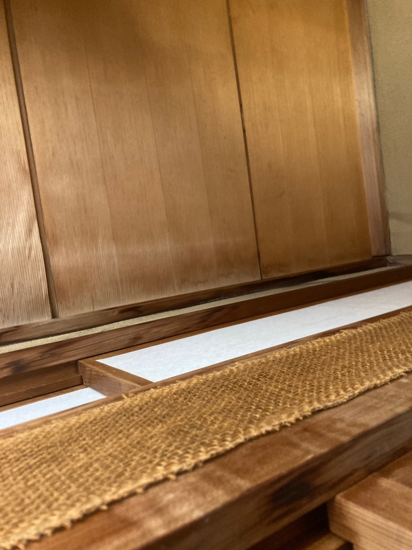 雨漏り　広縁に雨染みが