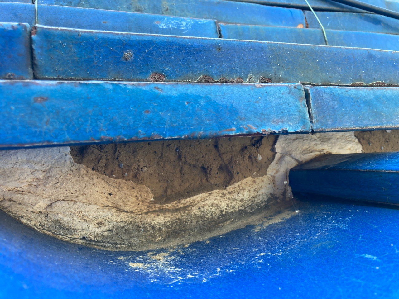 陶器瓦　漆喰の剥離