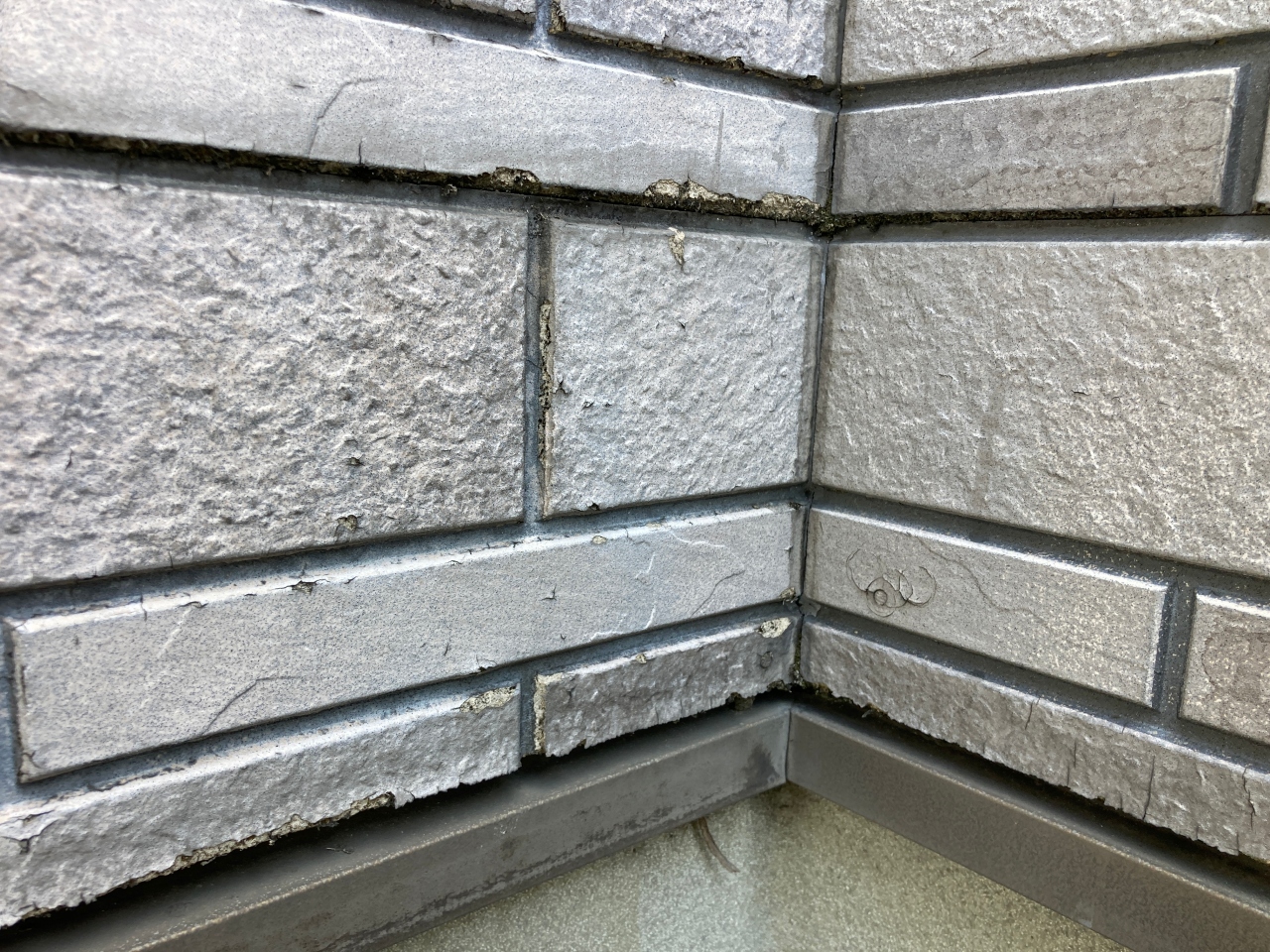 窯業系サイディングの劣化　正しい補修方法　貼替え