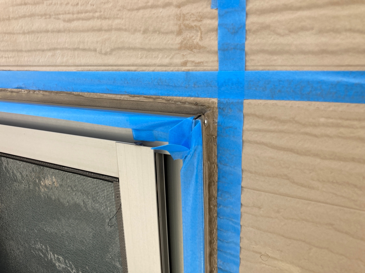 サッシ周りシーリング施工前　養生