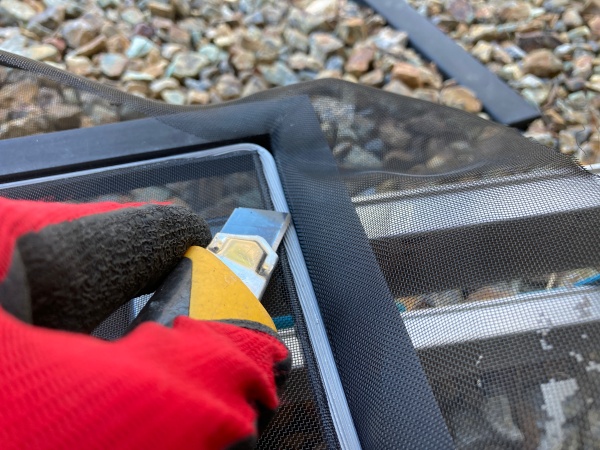 余分な網戸をカット