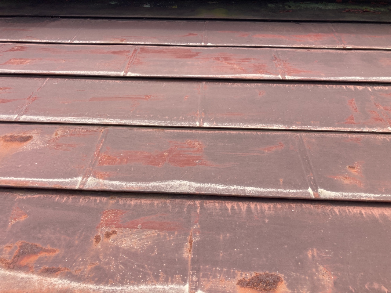 金属　トタン屋根　サビの発生