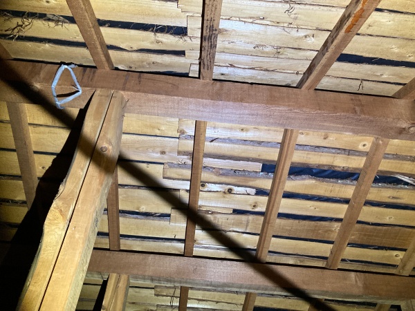 雨漏りの確認のために小屋裏確認中です