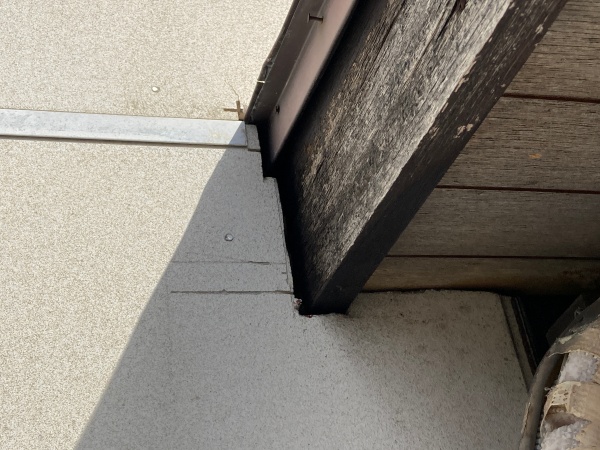 庇の外壁取り合いに隙間があります