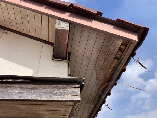 瓦の落下　軒天には雨染みも