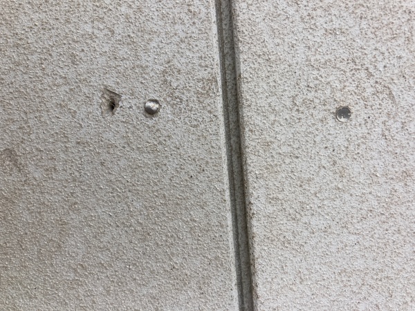 外壁固定釘　抜け落ちにより穴があいています