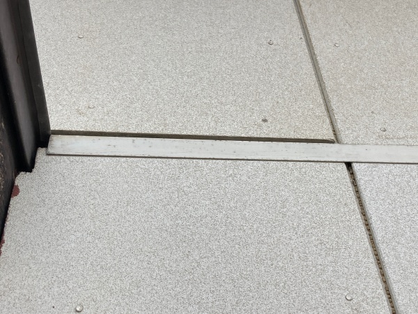 外壁の浮き　中間水切り付近