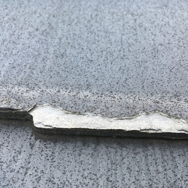 屋根の劣化　パミールにより層間剥離の状況