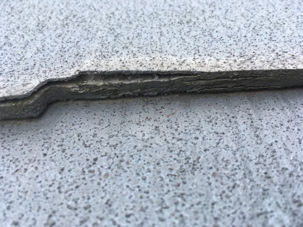 屋根の劣化　パミールにより層間剥離