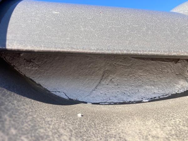 漆喰の状態確認をしています