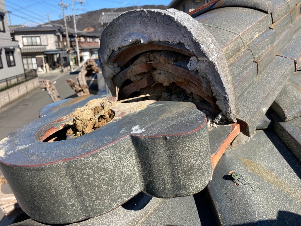 鬼瓦が落ちかかっています