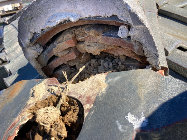 鬼瓦が落ちかかっています