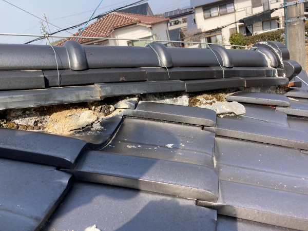 棟の瓦の歪み　崩れの状態