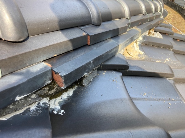 棟の瓦の歪み　崩れの状態