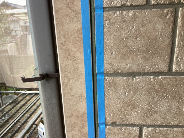 マスキングテープにて養生　シーリング工事