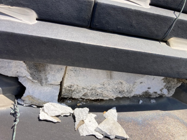 屋根漆喰の劣化の状態　重ね塗り