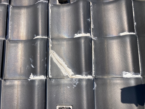 瓦の割れ　和型の瓦